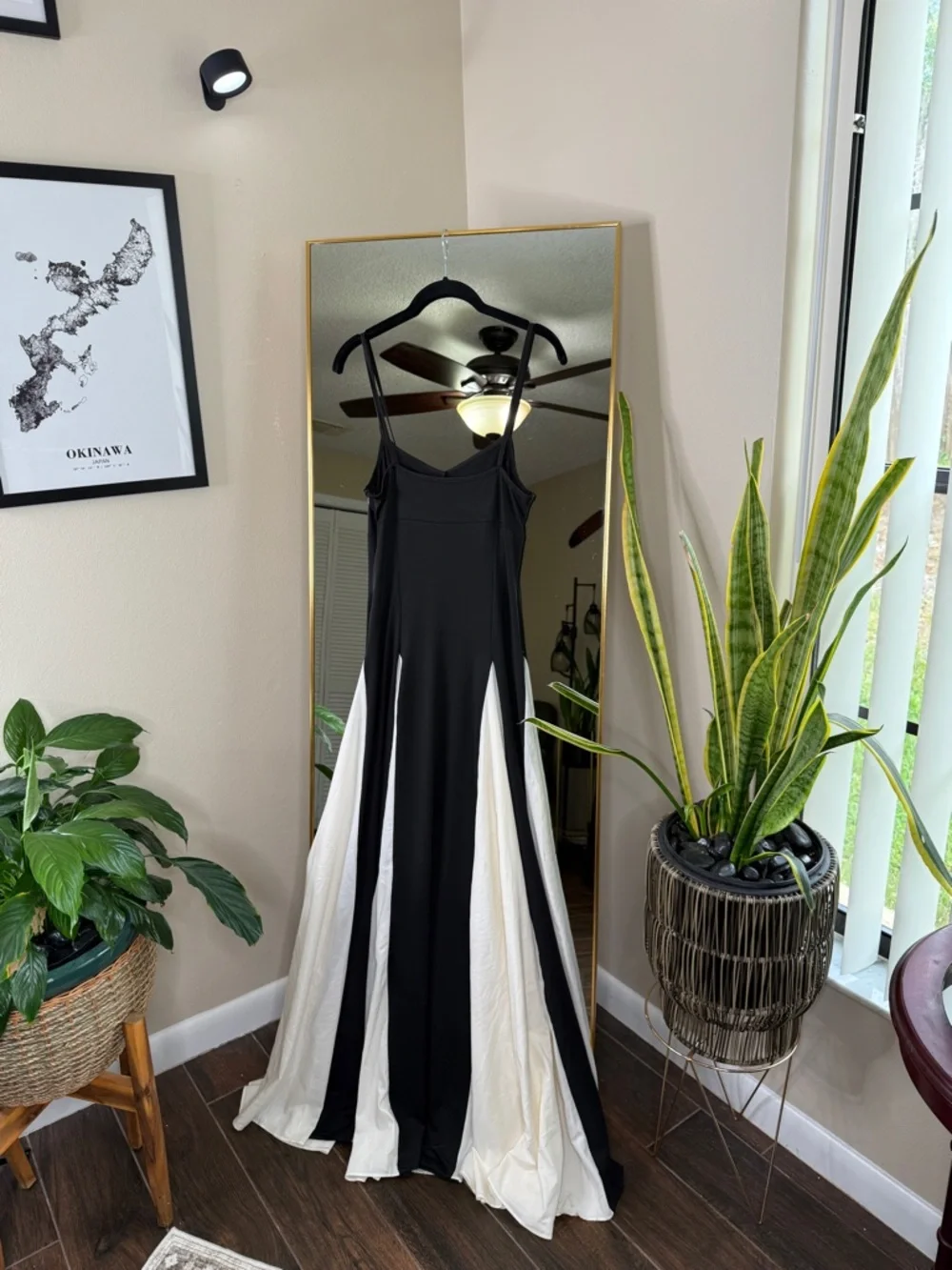 Elegant Black and Cream Evening Gown - Picture 3 of 3